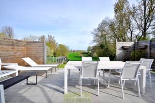 Nabij de Hotond treffen we deze gezellige woning! Uitstekend gelegen met in de nabijheid gewestweg N60 en een vlotte bereikbaarheid naar Ronse, waar alle nodige voorzieningen aanwezig zijn. Geniet van de ruime tuin met prachtig zicht.<br /><br />De <strong>indeling </strong>van de woning gaat als volgt: inkomhal, apart toilet, eetkamer, ruime leefruimte, keuken, wasplaats, nachthall, badkamer en een slaapkamer. Op de bovenverdieping is een ruime overloop met 2 slaapkamers waarvan 1 met ideale ruimte voor een dressing. Verder is er nog een praktische ruimte met zolderkamer, kelder, berging en garage aanwezig. Op het ruime terras geniet u van een prachtig zicht op de omliggende landerij.<br /><br />Meer info? Contacteer Kyamo: 0479 06 13 71 of kyamo@immoroman.be