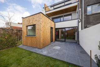 <h3><span><strong>Instapklaar gelijkvloers appartement met tuin in Brasschaat – wijk Kaart</strong></span></h3>
<p>In de gegeerde wijk Kaart te Brasschaat bevindt zich dit volledig gerenoveerde gelijkvloers appartement met één slaapkamer. Het appartement combineert hedendaags wooncomfort met energiezuinigheid dankzij zonnepanelen en vloerverwarming. Met een aangename tuin en terras biedt deze woonst een zeldzame combinatie van binnen- en buitenruimte.</p>
<p><strong>Indeling</strong><br />Via de gemeenschappelijke inkomhal bereiken we het gelijkvloers appartement.</p>
<ul>
<li>Inkomhal</li>
<li>Apart toilet</li>
<li>Berging + extra bergruimte</li>
<li>Slaapkamer vooraan (ca. 15 m²)</li>
<li>Badkamer met lavabo, spiegel en inloopregendouche</li>
<li>Zeer ruime en lichtrijke leefruimte</li>
<li>Open keuken met zicht op de tuin</li>
<li>Aangenaam terras</li>
<li>Zonnige tuin</li>
</ul>
<p>Dit appartement werd volledig gerenoveerd met duurzame en kwalitatieve materialen. De keramische parketvloeren zorgen voor een warme uitstraling met het onderhoudsgemak van tegels. Verder geniet u van nieuwe ramen, een vernieuwd dak, zonnepanelen en vloerverwarming doorheen het volledige appartement.</p>
<p><strong>Troeven</strong></p>
<ul>
<li>Volledig gerenoveerd en instapklaar</li>
<li>Energiezuinig met zonnepanelen en vloerverwarming</li>
<li>Zonnige tuin met terras</li>
<li>Ruime leefruimte met open keuken</li>
<li>Gelegen in de gegeerde wijk Kaart</li>
</ul>
<p>Ideaal voor wie comfortabel en energiezuinig wil wonen met buitenruimte, of als investering op toplocatie in Brasschaat. Interesse? Contacteer ons via <strong>03 535 12 75</strong> voor meer informatie of een bezoek.</p>