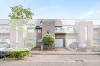 Het uitstekende EPC, de oprit met garage, de 4 slaapkamers en de uitstekende ligging aan de Zaat in Temse zijn slechts enkele troeven van...