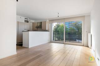 <p><span>Dit moderne appartement op de tweede verdieping van een goed onderhouden gebouw in Jette biedt de ideale combinatie van stadsleven en rust. Via de inkomhal, voorzien van een praktische ingebouwde kast, heeft u toegang tot het aparte toilet, de leefruimte en de nachthal. De lichtrijke leefruimte van 31 m² geniet dankzij de grote raampartijen van veel natuurlijk licht en geeft toegang tot het zuidgerichte terras. Hier bevindt zich ook de volledig uitgeruste open keuken. Via de nachthal bereikt u de eerste slaapkamer van 10 m², een praktische berging met aansluitingen voor wasmachine en droogkast en het ventilatiesysteem, en de badkamer met ligbad en dubbele lavabo. De ruime master bedroom van 15,5 m² beschikt bovendien over een ingebouwde inloopkast. Bij het appartement horen eveneens een autostaanplaats en kelder, ideaal voor extra comfort en opslag. De provisie bedraagt € 200/maand voor de gemeenschappelijke delen, verwarming en warm water. Interesse in dit gunstig gelegen appartement dat toch rustig aan de achterzijde van het gebouw ligt? Aarzel dan zeker niet om contact met ons op te nemen.</span></p><p><span> </span></p>