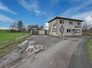 Ruime woning op een uitzonderlijk perceel in een oase van rust te LierdeIn een rustige zijstraat van Lierde bevindt zich deze ruime en charmante...