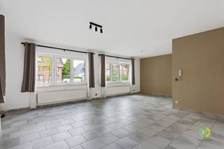 <p><span>In Koningslo, vlot bereikbaar met de wagen en het openbaar vervoer, vindt u dit gelijkvloerse appartement met privatieve tuin, gelegen in een kleinschalig gebouw zonder lift en zonder gemeenschappelijke lasten.</span></p><p><span>De lichtrijke leefruimte biedt voldoende plaats voor zowel een gezellige zithoek als een eetplaats. De open keuken is grotendeels uitgerust en sluit mooi aan op de leefruimte. Het appartement beschikt over twee slaapkamers, waarvan één toegang tot de privatieve tuin. De badkamer is uitgerust met een ligbad met douchefunctie en een dubbele wastafel en er is een apart toilet.</span></p><p><span>Bovendien beschikt het appartement ook over een kelder met aansluiting voor wasmachine en een garage. </span></p><p><span> </span></p>