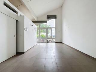 In de 3 Beuken residentie, niet ver van het centrum van Kontich, vinden we deze luxueuze service flat terug.<br />De residentie is gebouwd in 2012 en beschikt over alle moderne voorzieningen.<br /><br />Hier vind je alles terug om een zorgeloze oude dag door te brengen. Het appartement is luxueus ingericht en is zo’n 60m2 groot.<br /><br />Het bestaat uit een ruime leefruimte met afgeschermde open keuken. Daarnaast ligt de badkamer en slaapkamer met schuifdeur.<br />Het ruim terras is de kers op de taart!<br /><br />Het appartement bevindt zich op de 2e verdieping, bereikbaar met de lift en de trap.<br />De residentie zelf beschikt over een zwembad, sauna, jacuzzi, fitness centrum, cafetaria, petanque-baan, etc. Uiteraard is er ook de permanentie van het zorgpersoneel!<br /><br />Goed om te weten: dit appartement wordt ook te koop aangeboden. Formule huur-koop mogelijk, we geven je graag meer uitleg hierover tijdens een bezoek ter plaatse.<br /><br />Kom snel kijken!<br /><br />EPC : 211kWh/m2 (Label C)<br />G-Score : A - P-Score : A<br />Maandelijkse provisie gemeenschappelijke kosten : € 80,-<br /><br />Opgelet : Foto 6 - 8 - 13 - 17 - 22 en 26 zijn virtuele impressies.<br /><br />Dit is niet wat U zoekt ? Al gehoord van AANKOOPBEGELEIDING ? Wij zoeken, bezoeken en onderhandelen mee met U voor eigendommen die worden aangeboden door particulieren, andere makelaars, of die zelfs (nog) niet te koop staan? Hoe doen we dit? Vraag meer informatie over aankoopbegeleiding via info@dehuisleverancier.be of 0489/069.000<br /><br />de Huisleverancier : Persoonlijk, voor iedereen Service, Kwaliteit en Vertrouwen !<br />