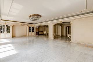 In een verzorgd gebouw aan de Rubenslei bevindt zich dit uitzonderlijk ruime en lichtrijke appartement op de vierde verdieping. Dankzij de...