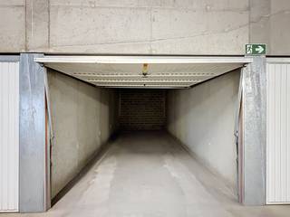 Te huur op jaarbasis:<br />Makkelijk inrijdbare garagebox in complex Stübbenpark.<br />Centraal gelegen te Duinbergen, vlakbij de Zeedijk<br />Onmiddellijk vrij.<br />Huurprijs: 180€ per maand<br /><br />Voor info of vrijblijvend bezoek bel 050 51 13 82<br />