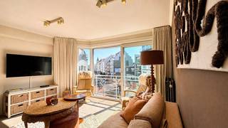 Gelegen op een centrale en gegeerde ligging in de gouden shopping driehoek en op wandelafstand van het strand ligt dit gezellig appartement op de derde verdieping. Van hieruit heb je een fantastisch zicht over de Dumortierlaan tot het Driehoeksplein.<br /><br />De ruime leefruimte, eethoek, waarvan de tafel uitbreidbaar is tot zeven personen, en volledig ingerichte open keuken vloeien in elkaar over. Naast deze zijn ook de twee slaapkamers voorzien van hoogwaardige Bolon BKB vloerbekleding. De hall heeft een ruime ingemaakte vestiairekast. Het appartement telt twee volledige slaapkamers met elk een aansluitende douche/badkamer voorzien van Gröhe kranen. Beide rustig gelegen slaapkamers geven uit op een zonnig terras. Er zijn twee wc's aanwezig. Er is een privatieve kelder dat eveneens met de lift bereikbaar is. Ideaal als vaste woonst, tweede verblijf of investering in het centrum van Knokke met EPC A-label.<br /><br />De algemene voorwaarden van Dewaele DIY kunt u steeds raadplegen via dewaele.com.<br /><br />Bestuursmaatregelen in het maatregelenregister: in aanvraag