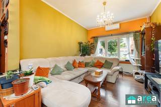 <p><span>Woning (104m²) met 3 slpk, zonnepanelen en airco in Wilrijk</span></p><p><span> </span></p><p><span>Ligging: Deze woning bevindt zich in centrum Wilrijk nl. De Bist, op wandelafstand van winkels, openbaar vervoer en parken, denk maar aan Steytelinck en Park van Eden. Hier heb je een ideale verbinding met het centrum van Antwerpen en vlakbij de opritten E19 & A12.</span></p><p><span> </span></p><p><span> </span></p><p><span>Indeling: </span></p><p><span>We betreden de woning via de inkomhal (7,5 m²) die meteen toegang geeft tot de royale leef- en eetruimte (34 m²), die door de grote raampartijen geniet van bijzonder veel natuurlijk lichtinval. Doorlopend bevindt zich de functioneel ingerichte keuken (5 m²). Aansluitend aan de keuken stappen we in de veranda (12 m²), die een mooi uitzicht biedt op de groene, oostgerichte tuin (106 m²).<br />De praktische badkamer (7 m²) op het gelijkvloers is voorzien van een bad, een toilet en een lavabo met handige kastruimte. </span></p><p><span><br />Via de nachthal (2,5 m²) op de eerste verdieping bereiken we de drie ruime slaapkamers van respectievelijk 18 m², 12 m² en 6 m². </span></p><p><span> </span></p><p><span>Deze woning beschikt verder over extra comfort dankzij elektrische rolluiken, airco (3 units), 12 zonnepanelen en 2 thuisbatterijen van elk 5 kW. </span></p><p><span> </span></p><p><span> </span></p><p><span>Troeven:<br />- Grote tuin</span></p><p><span>- EPC C: 224 kWh/m² jaar</span></p><p><span>- 12 zonnepanelen & 2 thuis batterijen</span></p><p><span>- Dak geïsoleerd & Airco</span></p><p><span> </span></p><p><span>Voor meer informatie kan u terecht bij Area Partners: Info@area.be of 03/284.60.60</span></p><p><span> </span></p><p><span> </span></p>