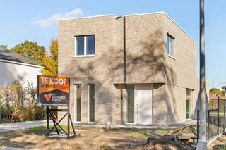 <p><span>Nieuwbouw open bebouwing met uiterst kwalitatieve en energetische afwerking te Beringen! 6% BTW mogelijk!</span></p><p><span> </span></p><p><span> Belangrijkste troeven: </span></p><p><span>- Centrale ligging</span></p><p><span>- Kwalitatief afgewerkt</span></p><p><span>- E-peil 10</span></p><p><span>- Warmtepomp</span></p><p><span>- Vloerverwarming en koeling</span></p><p><span>- Pré-airco</span></p><p><span>- Zonnepanelen</span></p><p><span>- Afwerking keuken inbegrepen volgens voorziene budget</span></p><p><span> </span></p><p><span>Bekijk zeker ook de grondplannen met de afmetingen. Zo krijgt u van thuis uit al een perfect beeld van wat deze woning te bieden heeft!</span></p><p><span> </span></p><p><span>Wenst u meer info of een vrijblijvende bezichtiging, contacteer dan ons kantoor op het nummer 011 85 15 15 en wij helpen u graag verder.</span></p>