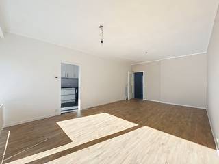 Recent vernieuwd appartement in centrum Brasschaat nabij de nieuwe Albert Heijn. Indeling: Inkomhal met apart toilet, lichte gezellige woonkamer op...