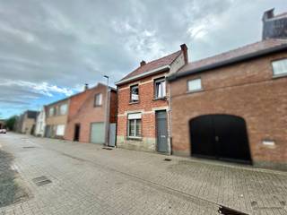 <p><span>Deels te renoveren halfopen woning met veel potentieel en zonnige koer, rustig gelegen in een aangename straat met vlotte verbindingen.</span></p><p><span>Op het gelijkvloers vind je een inkomhal, ruime leefruimte met eet- en zithoek, een functionele keuken met ontbijthoek en een badkamer met ligbad, toilet en wastafel. </span></p><p><span>Op de verdieping zijn er twee slaapkamers en een zolder die extra bergruimte biedt. </span></p><p><span>Achteraan is er een onderhoudsvriendelijke koer met aparte berging, ideaal om buiten te genieten. </span></p><p><span>De woning is deels opgefrist, maar vraagt nog verdere renovatiewerken perfect voor doe-het-zelvers of investeerders met oog voor potentieel. </span></p><p><span>Bel ons voor meer info en een bezoek ter plaatse op 052/50.50.00</span></p><p><span> </span></p><p><span>Bekijk ook onze visuele tour: <span>https://web-player.walkly.app/VoT9ChdTkk3ayg4RKdVj/p2ju4Ygk5MjRQ5ufY0Q2/ww/public</span></span><span> </span></p>