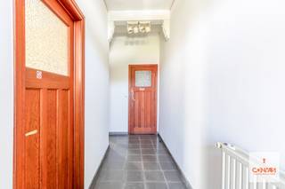Deze charmante voormalige <strong>dokterswoning met vier slaapkamers</strong> <strong>en bureauruimte</strong> is gelegen op een centrale en groene locatie te Lourdes, Oostakker. Er zijn verschillende winkels, scholen en het openbaar vervoer in de nabijheid. Een perfecte combinatie van wonen! <br /><br />Bij het binnenkomen via de eerste inkom word je ontvangen in een ruime hal met een gastentoilet en een bureauruimte. Daarna loop je door naar <strong>drie atelierruimtes</strong>, een berging en de kelder. Verder is op het gelijkvloers een tweede zijdelingse inkom voor de aanbouw uit 1986. Daar vind je een ruime lichtrijke leefruimte die uitkijkt op de <strong>zuid georiënteerde tuin</strong>, een keuken, een wasplaats en een apart toilet.<br /><br />Op de eerste verdieping vind je twee unieke slaapkamers, een badkamer en een apart toilet. Tenslotte zijn er op de tweede verdieping twee slaapkamers en een kruipzolder.<br /><br />Troeven: <strong>centrale ligging</strong>, grote tuin en ideaal voor een <strong>vrij beroep</strong><br /><br />Wenst u deze instapklare gezinswoning te bezoeken? Contacteer Yasmin een online aanvraag of via yasmin@convas.be