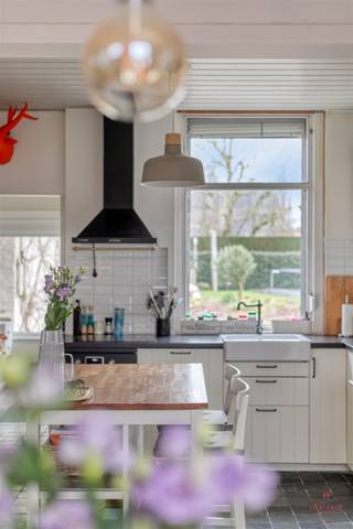 Deze karaktervolle woning, rustig gelegen op wandelafstand van het centrum van Sint-Maria-Aalter, heeft heel wat moois te bieden. Dankzij de recente...