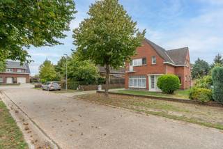 <strong>Zeer gunstig gelegen woning met 3 ruime slaapkamers op 640 m²<br /></strong><br /><strong>Zeer gunstig gelegen</strong> in een rustige en kindvriendelijke omgeving doch in de nabijheid van winkels, openbaar vervoer, scholen enz. Met een vlotte bereikbaarheid naar de autosnelweg <strong>E34 Antwerpen-Eindhoven.<br /><br /></strong>Deze <strong>charmante woning</strong> bestaat uit een inkomhal, een aangename en lichte leefruimte met mooie schouwmantel en haard, een aparte keuken met gasvuur, koelkast, oven en vaatwasser. De badkamer is compact en werd ingericht met een douche, dubbele wastafel en toilet.<br /><br />Achteraan een overdekt terras met zicht op de tuin.<br /><br />Op de eerste verdieping treffen we <strong>3 ruime slaapkamers</strong> waarvan 1 met dressing en een kleinere slaapkamer/bureau of bergruimte.<br /><br />Vanuit de nachthal is ook de zolder te bereiken.<br /><br />Buiten een verrassend grote tuin met privacy, aparte garage van +/- 25 m² en tuinberging. Ook een oprit voor meerdere wagens.<br /><br />De woning valt onder de renovatieplicht en is te vernieuwen naar de huidige normen.<br /><br />Hier is zeker een pareltje van te maken!