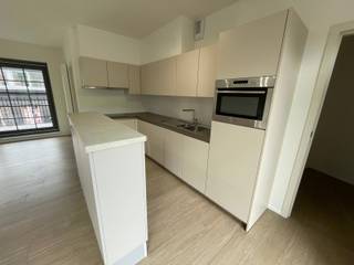 Mooi appartement op de 2de verdieping met terras en autostaanplaats, pal in het centrum van Kontich.INDELINGInkomhal met apart gastentoiletLeefruimte...