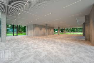 Op zoek naar een <strong>moderne en flexibel in te richten kantoorruimte op een strategische toplocatie?</strong><br />Deze kantoorruimte van ca.<strong> 881 m²</strong> is de combinatie van twee verdiepingen in toren F op de innovatieve <strong>O-Forty Campus</strong> in <strong>Oostkamp</strong>, vlak bij de op- en afrit 9 Oostkamp van de E40 en met een uitstekende zichtbaarheid langs de E40.<br /><br />De ruimte wordt aangeboden in <strong>casco+ </strong>staat en is reeds voorzien van <strong>tapijttegels, een klimaatplafond en vloerverwarming</strong>.<br />De verdere indeling en afwerking kan volledig worden afgestemd op de noden en huisstijl van uw onderneming.<br />Elke verdieping beschikt over sanitaire voorzieningen, centraal gelegen in de trappen- en liftkern.<br />Zo creëert u een kantooromgeving die perfect aansluit bij uw werking, medewerkers en klanten.<br /><br />Naast de kantoorruimte kunnen <strong>parkeerplaatsen</strong> worden voorzien, zowel boven- als ondergronds.<br /><br />Als gebruiker van O-Forty kan u bovendien genieten van een professionele werkomgeving met tal van faciliteiten. In toren B zijn onder meer gemeenschappelijke ontspannings- en refterruimtes, vergadermogelijkheden en seminarieruimtes beschikbaar. Op de campus vindt u daarnaast diverse voorzieningen zoals een event space, coworkingmogelijkheden, foodbar, fitness en padel.<br /><br />Een hedendaagse kantooromgeving met maximale vrijheid in inrichting, gecombineerd met een uitstekende bereikbaarheid en een breed aanbod aan faciliteiten.<br />Onmiddellijk beschikbaar. Tevens de mogelijkheid tot huren van andere oppervlaktes.<br /><br />Neem contact op met <strong>PANORAMA B2B</strong> voor bijkomende inlichtingen, plannen of een vrijblijvend plaatsbezoek via <strong>0479 70 70 73</strong>.