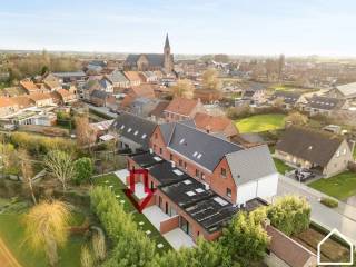 Ruime gerenoveerde woning met 3 slpks, garage, carport en tuin<br /><br />Omschrijving<br /><br />In Residentie Poorterhof stellen wij u deze bijzonder ruime en architecturaal sterke woning voor, waar comfort en ruimte centraal staan.<br /><br />De open leefruimte van ca. 47 m² zorgt voor een aangenaam ruimtegevoel en veel natuurlijke lichtinval.<br /><br />Extra troef: aankoop aan 2% registratierechten of 12% bij investering of tweede aankoop<br /><br />Bekijk zeker de vastgoedvideo via deze link: https://youtube.com/shorts/QH3Gn9PxSw0<br /><br /><br />Algemeen:<br /><br />Energiezuinig, kwalitatief en future-proof.  Deze 3 eigenschappen beschrijven in een notendop deze woning met EPC A-label (74 kwh/m²) en 7 zonnepanelen.<br /><br />Indeling:<br /><br />Gelijkvloers<br /><br />U komt binnen via de inkomhal met gastentoilet en handwasbakje. De ruime living (47.50m²) met open ingerichte keuken geniet veel lichtinval. De open keuken met eiland is uitgerust met vaatwas, microgolf, heteluchtoven, inductiekookplaat, frigo en inox spoelbak. Verder zijn er een berging/wasplaats (5,90 m²), garage met elektrische sectionale poort (22m²) en een tuin van 52 m² waarvan 20 m² terras.<br /><br />Eerste verdieping:<br /><br />De nachthal geeft toegang tot twee slaapkamers (10m² - 10m²) en een ruime badkamer (6,80 m²) met ligbad, inloopdouche en dubbel lavabomeubel. Daarnaast is er een apart toilet.<br /><br />Tweede verdieping:<br /><br />Hier vindt u de master bedroom (18m²) - berging (4.85m²)<br /><br />Troeven van deze woning:<br /><br />EPC A-label<br />Garage+ staanplaats<br />Vloerverwarming<br />7 Zonnepanelen<br />Lucht-water warmtepomp<br />Elektriciteit conform en asbestveilig<br />Regenwater aanwezig (5.000L)<br /><br />Wenst u deze energiezuinige woning zelf te ontdekken? Contacteer Frédéric via verkoop@partnersinvastgoed.be of 057/21.93.36 en plan vandaag nog uw bezoek in.<br /><br />Overweegt u zelf te verkopen? Vraag dan vrijblijvend uw gratis schatting aan. Wij zorgen voor een snelle verkoop aan de beste prijs, met een persoonlijke en transparante aanpak.<br /><br /><br />