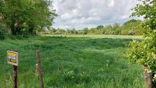 <p>Melle-Gontrode – Mooi lot bouwgrond voor halfopen bebouwing.</p><p>De bouwgrond heeft een oppervlakte van ca. 1386 m²(Kadasternr A365l) en is gelegen te Melle-Gontrode in de Kalverhagestraat tussen de nrs 46 en 48. Er kan een halfopen woning gebouwd worden met een maximale gevelbreedte van 9 meter . Op de bouwlijn is het perceel ongeveer 20 m breed. De maximale bouwdiepte is 20 meter op het gelijkvloers. Op het verdiep bedraagt de maximale bouwdiepte 12 meter. De kroonlijsthoogte bedraagt max. 6 meter.<br />Extra troef : op minstens dertig meter achter de voorbouwlijn mag een garage/werkplaats/loods gebouwd worden met een max oppervlakte van 200 m².<br />Goede ontsluiting naar E40, R4 en E17. Lagere school op 1 km. Middelbaar onderwijs op 3 km.<br />Verkavelingsvergunning aanwezig. Niet overstromingsgevoelig volgens watertoets. Bodemattest OVAM aangevraagd. Stedenbouwkundige attest met de bevestiging van bouwgrond is voorhanden bij de notaris.<br />Plaatsbezoek op terrein mogelijk na afspraak.<br />Geen Immo, te koop rechtstreeks van eigenaar ()</p>