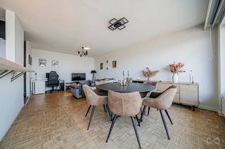 Idéalement situé dans un quartier calme et résidentiel, ce magnifique appartement entièrement rénové saura vous séduire par ses belles prestations...