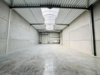 <u><strong>Benaderende bruto-AFMETINGEN: </strong></u><br />12m breed x 24,5m diep<br />2 parkeerplaatsen<br /><br /><u><strong>AFWERKING:</strong></u>
<ul>
<li>Stalen constructie. </li>
<li>Gevelwanden in geïsoleerde (10cm) sandwichpanelen met geïsoleerde (10cm) betonplint (op 1,4m hoog).</li>
<li>Geïsoleerde (4cm XPS) vloerplaat, zodat voldaan wordt aan de EPB-norm voor industriële gebouwen.</li>
<li>Gepolierde en gewapende betonvloer (15cm), in vakken gezaagd om krimpscheuren tot een minimum te herleiden.</li>
<li>Geïsoleerd (10cm PIR) plat dak (2 laagse dakverdichting) met centrale lichtstraat (dubbelwandige polycarbonaat platen), voorzien voor extra belasting van zonnepanelen 20kg/m2.</li>
<li>1 geïsoleerde, elektrische sectionaalpoort (h: 4,5m; b: 4m). </li>
<li>Afzonderlijke aluminium inkomdeur met raam, voorzien van aluminium schrijnwerk en hogerendementsbeglazing. </li>
<li>Vrije hoogte van 7m, muurhoogte: 7,91m. Mogelijkheid om een tussenverdiep te plaatsen!</li>
</ul>
<br /><strong>Brandklasse C:</strong> voldoet aan de strengste brandweernormen! Alle activiteiten mogelijk.<br /><br /><u><strong>NUTSVOORZIENINGEN:</strong></u><br />Alle voorzieningen zijn getroffen voor aansluiting van stadswater, elektriciteit (3 x 400V, 32A), internet. <br />Er is een gescheiden rioleringsstelsel voorzien voor afvoer regenwater en afvalwater. Per unit is een afvoer voorzien voor sanitaire module.<br />Per unit is er een RW-put van 5.000 liter voorzien. Deze regenput is voorzien van een aanzuigleiding socarex (1 per unit), exclusief pomp. <br /><br /><u><strong>BESTEMMING:</strong></u><br />De zone is bestemd voor kleine en middelgrote ondernemingen.<br />Géén kleinhandel en autonome toonzalen.<br /><br /><u><strong>LIGGING:</strong></u><br />Centrale ligging in West-Vlaanderen.<br />Op enkele honderden meters van N32 (Brugge-Roeselare)<br />Op enkele kilometers van autosnelwegen E403/E40.<br /><br /><u>* Bijzonderheden:</u><br />- De maandelijkse vergoeding is exclusief btw (21%), gemene kosten en onroerende voorheffing.<br />- Onze referentie op www.centro.be: <strong>P0189</strong>