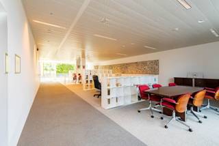 Deze kantoorruimte/showroomruimte vinden we terug op het populaire Eilandje, een levendige buurt bekend om zijn havenzicht en trendy horeca...