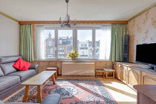 <p><span>In Res. Tijl gelegen aan de rugzijde van de Zeedijk en vlakbij centrum vindt u op de derde verdieping dit zonnig 2 slaapkamerappartement.</span></p><p><span>In dit gebouw is er telkens 1 appartement per verdiep. U betreedt het appartement via de ruime inkomhal.  </span></p><p><span>De zonnige leefruimte lonkt uitnodigend, hiervandaan heeft u een mooi overzicht op de omgeving.  </span></p><p><span>De geriefelijke keuken is voorzien van spoelbak, elektrisch fornuis, frigo en microgolfoven, deze is afzonderlijk maar grenzend aan de eetplaats.  </span></p><p><span>Via de hall bereikt u de badkamer die ingericht is met lavabo en douche. Het toilet is afzonderlijk. </span></p><p><span>De twee slaapkamers zijn gelegen aan de achterzijde, 1 kamer is ingericht met dubbel bed en biedt toegang tot het terras.  Hier vindt u een handige bergkast.  </span></p><p><span>De tweede kamer is ingericht met een stapelbed en een enkel bed.</span></p><p><span>De slaapkamers en leefruimte zijn ingericht met een makkelijk te onderhouden laminaatvloer.</span></p><p><span> </span></p>