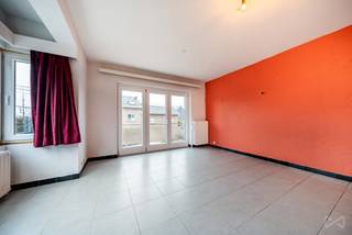 Wij bieden u met plezier dit tweeslaapkamerappartement op de begane grond aan, op te frissen, gelegen in het centrum van Wavre, op een...