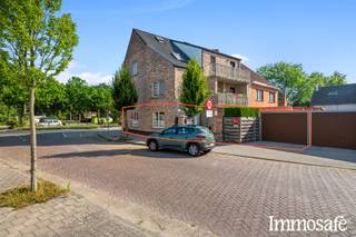 <p>Gelegen tegenover het sportpark en op wandelafstand van de markt en het station, geniet u hier van een rustige woonomgeving met alle voorzieningen binnen handbereik. Bovendien bereikt u de E17 in slechts enkele minuten.</p><p>Maak een afspraak via Dries@immosafe.be</p><p>Binnenin verrast het appartement met een uitzonderlijk ruime leefruimte die aansluit op een royale, aparte keuken. Verder beschikt de woning over twee volwaardige slaapkamers, een grote berging en een volledig geklinkerd terras. Vanuit de slaapkamer heeft u rechtstreeks toegang tot het terras, dat via een poort uitkomt aan de straat en de naastgelegen garage – een bijzonder praktische meerwaarde.</p><p>Het appartement is steeds met de grootste zorg onderhouden en werd bijzonder degelijk gebouwd, wat resulteert in een comfortabele en duurzame woonkwaliteit. Het maakt deel uit van een kleinschalige residentie met slechts drie appartementen, waar rust en aangename buren bijdragen aan een fijne woonomgeving.</p><p>Ook als investering zal het een goed rendement opleveren. <br />Een ideale opportuniteit voor wie op zoek is naar ruimte, kwaliteit en een centrale ligging in Zele.</p>