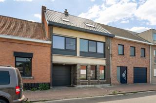 Grotendeels gemoderniseerde woning met 3 slaapkamers, gunstig gelegen te Duffel. Deze woning met potentieel werd sinds 2020 gemoderniseerd. Zo werd...
