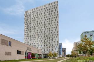 Charmante stadstudio met terras en prachtig uitzicht over de stad !<br />Op de 7e verdieping, pal naast de AP Hogeschool en op wandelafstand van het bruisende Eilandje, vind je deze gezellige studio.<br />Bij binnenkomst kom je in een aparte hal met ruimte voor schoenen en jassen. De open keuken is praktisch ingericht met een elektrische kookplaat, koelkast en spoelbak. Dankzij de grote raampartijen geniet de leefruimte van een overvloed aan natuurlijk licht en heb je rechtstreeks toegang tot het zonnige terras met een prachtig zicht op het Kempisch Dok. <br />De badkamer beschikt over een douche en lavabo. Verder zijn er nog een apart toilet en een handige berging met aansluitingen voor wasmachine en droogkast. <br />Het gebouw is uitgerust met een lift en beschikt over een gesloten fietsenstalling voor bewoners.<br />Deze studio is ideaal als thuisbasis voor studerende kinderen, een eerste eigen stek of een slimme investering. Momenteel is de studio kwalitatief verhuurd aan €630/maand.<br />Alle voorzieningen zoals winkels, openbaar vervoer en gezellige horecazaken liggen op wandelafstand.
