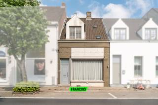 Deze woning is gelegen op de Dendermondsesteenweg, in het hart van Destelbergen. Dankzij de centrale ligging bevinden winkels, scholen, dagelijkse voorzieningen en tal van gezellige eet- en drinkgelegenheden zich op wandelafstand.<br /><br />Het pand staat gekend als handelshuis, wat duidelijk tot uiting komt in de indeling. Via de inkomhal bereikt u een afzonderlijk handelsgedeelte, ideaal voor zelfstandige activiteiten of een vrij beroep. Aansluitend bevindt zich de leefruimte, waar eetkamer, woonkamer en keuken harmonieus in elkaar overvloeien. Vanuit deze ruimte is er toegang tot de kelder en de veranda.<br /><br />De veranda leidt naar de buitenruimte met privatieve garagebox en de badkamer. Aansluitend bevindt zich nog een extra kamer die perfect kan dienen als tweede leefruimte, bureau of hobbyruimte.<br /><br />Op de eerste verdieping geeft de nachthal uit op vier volwaardige slaapkamers. Eén van deze kamers biedt via een zolderluik toegang tot een open zolderruimte van 17 m², die verder kan worden ingericht naar eigen wens.<br /><br />Deze te renoveren woning biedt een unieke kans voor wie op zoek is naar een eigendom met tal van mogelijkheden. Dankzij de ruime indeling en de combinatie van wonen en werken is dit pand bijzonder geschikt voor gezinnen, investeerders of handige renovatieprojecten.<br /><br />Interesse? Neem contact op via brent@immofrancois.be voor meer informatie of om een bezoek in te plannen.<br /><br />