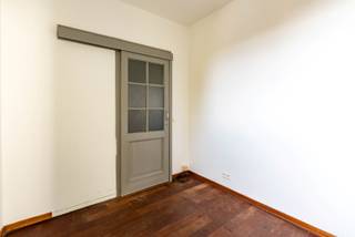 Instapklare studio op het Zuid in herenwoning op de tussenverdieping achteraan het gebouw. Onmiddellijk beschikbaar <br /><br />Indeling: Leef/ slaapruimte, aparte ingerichte keuken: Frigo met vriesvakje, kookplaat, dampkap, spoelbak, vernieuwde douche en apart toilet. <br /><br />Dubbele beglazing. Ingebouwde spots. Cv op gas. Goed gelegen, op het zuid aan het Marnixplein. Openbaar vervoer in de straat. Nabij op en afrit van de Ring. <br />Algemene kosten: 20€ provisie privé waterverbruik + 30€ schoonmaak en onderhoud gemene delen + 75€ provisie elektriciteit <br />EPC score 518.<br /><br />Reserveer uw bezoekmoment via: https://mijnhuurprofiel.be/property/443eaab9-2a0d-49e4-835a-196449020849