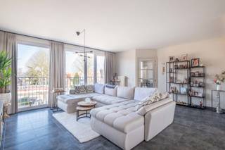 Op zoek naar een appartement om zorgeloos in te trekken?Zoek niet langer!Achter deze gevel schuilt een fris, lichtrijk en instapklaar appartement!De...