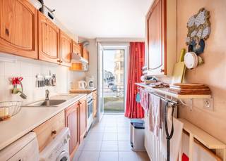 West gericht appartement met zijdelings zeezicht en 1 slaapkamer te koop in de residentie Longchamps. Deze residentie is gelegen in de Van Haelenstraat en geniet een uiterst centrale ligging te Koksijde Bad: vlakbij zee, het openbaar vervoer en het commercieel centrum.<br /><br />Het zonnige appartement werd als volgt ingedeeld: inkomhal | west gerichte en lichtrijke leefruimte met uitgeruste keuken, uitgevend op klein balkon | afzonderlijk toilet met lavabo en kraan | ruime slaapkamer met aanpalende badkamer voorzien van bad en lavabo | balkon aan achterzijde met buitenberging. <br /><br />Er werd reeds een nieuwe (2023) gaswandketel geplaatst en de ramen werden al vervangen (2020) door hoogrendementsglas.<br /><br />Ruime, privatieve kelder en gemeenschappelijke fietsenberging inbegrepen die toegankelijk is via de voorkant van het gebouw! Daarnaast is er een lift aanwezig in de residentie die tot op het verdiep gaat.<br /><br />Houdt u van de zon en van zicht op zee? Contacteer ons dan snel voor een afspraak ter plaatse. 