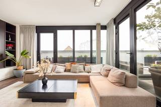  Op zoek naar een uniek penthouse waar luxe, ruimte en licht samenkomen? Dit high-end afgewerkte appartement op de bovenste verdieping biedt...