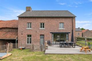 Aan de rustige Jesserenstraat 89 in Tongeren ontdekken we deze karaktervolle open bebouwing op een perceel van 8a80ca, met een...