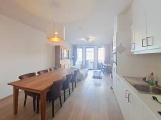 Super centraal gelegen <strong>GEMEUBELD</strong> appartement (ca.70m²) met terras en privé daktuin van ca.37m². Op wandelafstand vindt u het Stadspark, Centraal Station en tal van winkels en restaurants. <br /><br /><strong>Indeling:</strong> Leefruimte op parketvloer met veel lichtinval. Via de grote ramen ga je naar het overdekt terras en aanliggende daktuin (ca.30m²). Een open volledig ingerichte keuken (incl. vaatwasser en oven). Ruime aparte berging. Badkamer met ligbad en regendouche, afgescheiden toilet en berging met een combi was-/droogmachine. Een aparte slaapkamer voorzien van ingebouwde dressing.<br /><br /><strong>Bijzonderheden: </strong>
<ul>
<li>Privé kelderberging. </li>
<li>Huren op vennootschap mogelijk.</li>
<li>Ondergrondse autostaanplaats apart beschikbaar.</li>
<li><span>Alg. kosten €110,- of ALL-IN Formule mogelijk.</span></li>
</ul>
<br /><br /><br /><br />
