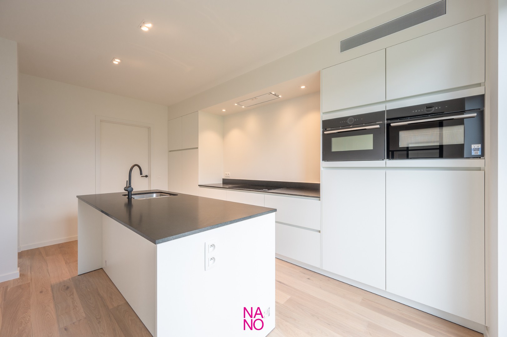 Prachtige alleenstaande en energiezuinige villa met zwembad en alle hedendaags modern comfort ( zonnepanelen, warmtepomp,... ), gelegen op een terrein van 699 m² en dit in een residentiële villawijk te Knokke-Heist. - foto 4
