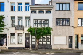 Op zoek naar een instapklare woning met karakter, sfeer en een kwalitatieve afwerking? Dan zal deze charmante stadswoning u meteen weten te bekoren.<br /><br />Via de inkomhal betreedt u de woning en komt u rechtstreeks in de gezellige eetkamer. Vooraan bevindt zich de volledig uitgeruste keuken met natuurstenen werkblad en kwalitatieve toestellen. Rechts sluit de sfeervolle woonkamer naadloos aan op de eetkamer, waardoor een aangename en open leefruimte ontstaat. De parketvloer, gashaard en grote raampartijen zorgen voor een warme uitstraling. Via het schuifraam heeft u rechtstreeks toegang tot het terras en de gezellige stadstuin, een heerlijke plek om in alle rust te genieten.<br /><br />Op de eerste verdieping geeft de nachthal toegang tot een eerste slaapkamer met prachtige breedplank parketvloer. Verder bereikt u via de nachthal de dressing met parketvloer, die aansluit op de tweede slaapkamer, eveneens afgewerkt met een parketvloer en voorzien van airconditioning. Achter een schuifdeur bevindt zich de stijlvolle badkamer met regendouche, kwaliteitsvol sanitair van Villeroy & Boch en praktische ingemaakte kasten.<br /><br />Een extra troef is de ruime afgewerkte zolderverdieping. Deze biedt voldoende ruimte om eenvoudig twee bijkomende slaapkamers te creëren, ideaal voor een groter gezin, een hobbyruimte of een thuiskantoor.<br /><br />Verder beschikt de woning over een kelder, een terras in blauwe hardsteen en een onderhoudsvriendelijke stadstuin met wateraansluiting en tuinverlichting.<br />Dankzij de kwalitatieve afwerking, het gebruik van duurzame materialen en de gunstige ligging nabij winkels, scholen en openbaar vervoer, vormt deze woning een ideale thuis voor wie op zoek is naar comfort en gezelligheid.<br /><br />pluspunten:<br /><br />- Instapklare woning<br />- 3 slaapkamers + dressing<br />- Mogelijkheid tot 2 slaapkamers op zolder<br />- Gezellige stadstuin met terras<br />- Kwalitatieve afwerking en materialen<br /><br />Interesse in deze instapklare woning? Contacteer ons via 03 337 50 70 of info@vbvastgoed.be voor meer info of een afspraak.