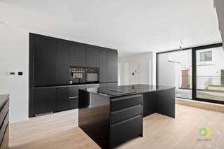 Bent u op zoek naar een instapklaar appartement of wenst u nieuwbouw zonder de bijkomende kosten van 21% btw? Dan is dit volledig gerenoveerde...