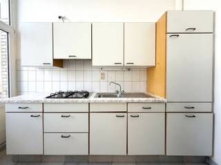 <p>Appartement prêt à emménager à louer dans un emplacement de premier choix près de la gare centrale d'Anvers !</p><p>Vous recherchez un appartement confortable dans un emplacement de choix au cœur d'Anvers ? Alors cet appartement prêt à emménager, situé au troisième étage au 10-11 Koningin Astridplein (2018 Anvers), est exactement ce qu'il vous faut.L'appartement dispose d'un espace de vie lumineux, d'une chambre confortable, d'une cuisine fonctionnelle et d'une salle de bains avec WC. Grâce à ses grandes baies vitrées, vous profiterez toute la journée d'une agréable lumière naturelle, ce qui confère à l'appartement une atmosphère spacieuse et chaleureuse.</p><p>Son emplacement est un atout indéniable. L'appartement se trouve juste en face de la gare centrale d'Anvers, avec d'excellentes liaisons en train, tram et bus. Le Meir est à seulement 5 minutes à pied et vous trouverez à proximité immédiate un large choix de magasins, supermarchés, restaurants et toutes les commodités nécessaires.</p><p>En bref, un appartement prêt à emménager, bénéficiant d’un emplacement exceptionnel, idéal pour ceux qui souhaitent vivre en centre-ville avec toutes les commodités à portée de main.<br /> </p>