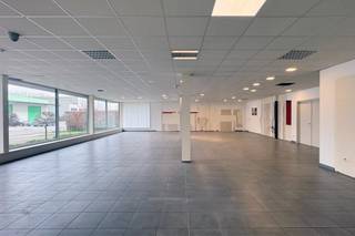 In de Karnemelkstraat te Zelzate bevindt zich dit uitstekend onderhouden en veelzijdige bedrijfsgebouw met een totale bruikbare oppervlakte van <strong>1.120 m²</strong>, gelegen op een ruim perceel van <strong>2.411 m²</strong>. Dankzij de doordachte indeling en kwalitatieve afwerking is dit eigendom uitermate geschikt voor diverse professionele activiteiten, al dan niet in combinatie met wonen of verhuur.<br /><br /><strong><u>Indeling en specificaties:</u></strong><br /><br /><strong>Magazijn – ca. 800 m²</strong>
<ul>
<li>Vrije hoogte van <strong>5 meter</strong></li>
<li>Voorzien van <strong>2 sectionale poorten (4m x 3m & 4m x 4m)</strong></li>
<li>Geschikt voor opslag, productie en logistieke activiteiten</li>
<li>Vlotte toegankelijkheid voor leveringen en vrachtverkeer</li>
</ul>
<strong>Kantoren en showroom – 296 m² </strong>(volgens EPC)
<ul>
<li>Recent ingerichte, instapklare kantoren</li>
<li>Uitgerust met ingebouwde kasten en alle noodzakelijke voorzieningen</li>
<li>Representatieve showroom met <strong>uitstekende natuurlijke lichtinval</strong></li>
<li>Professionele en verzorgde uitstraling, ideaal voor klantenontvangst</li>
</ul>
<strong>Appartement – 169 m² </strong>(volgens EPC)
<ul>
<li>Ruim en volwaardig woonappartement</li>
<li>Beschikt over een aparte ingang en afzonderlijk huisnummer</li>
<li>Geschikt als woonst voor zaakvoerder of als interessante verhuuropportuniteit</li>
</ul>
<strong>Troeven van het eigendom</strong>
<ul>
<li>Strategische ligging in een vlot bereikbare omgeving</li>
<li>Ruim perceel met diverse gebruiksmogelijkheden</li>
<li>Combinatie van bedrijfsactiviteit en residentieel gebruik</li>
<li>Instapklare kantoorruimte</li>
<li>Interessant investerings- en rendementspotentieel</li>
</ul>
Deze eigendom biedt een zeldzame combinatie van functionaliteit, representativiteit en flexibiliteit, waardoor het zowel voor eigen gebruik als voor investering een bijzonder interessante opportuniteit vormt.<br /><br />Interesse of vragen over de mogelijkheden?<br />Neem gerust contact met <strong>Simon De goque</strong> op:<br /><u><em><strong>+32 473 37 55 50</strong></em></u> of <u><em><strong>simon.dg@kmovastgoed.be </strong></em></u><br />Wij denken graag met u mee over een oplossing op maat van uw onderneming.<br /><br /><br />EPC showroom/kantoor: B<br />EPC appartement: B<br />EPC gemeenschappelijke delen: aanwezig<br />Stedenbouwkundige inlichtingen: bouwvergunning, geen verkavelingsvergunning, Ambachtelijke bedrijven en kmo's, geen voorkooprecht, geen rechterlijke herstelmaatregel of bestuurlijke maatregel opgelegd.<br />Geen overstromingsgevoelig gebied, geen afgebakende oeverzone. <br />G score: A<br />P score: D