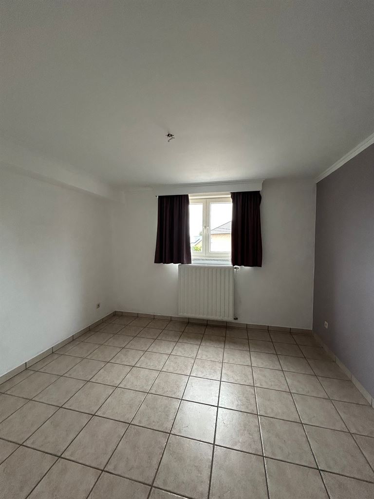 Ruim appartement met 2 slaapkamers, terras en autostaanplaats te Kinrooi. - foto 5