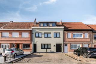Aan de Groeneweg in Wieze vind je deze charmante, instapklare woning met een bewoonbare oppervlakte van maar liefst 259 m² op een perceel van 361 m².<br /><br />Met vijf slaapkamers, veel opslagruimte en twee privéparkeerplaatsen met laadpaal biedt deze woning alle ruimte voor een comfortabel gezinsleven.<br /><br />De ruime woonkamer vormt het hart van de woning en biedt volop plaats om samen te genieten met familie en vrienden.<br />De vijf slaapkamers bieden tal van mogelijkheden: van een volwaardige gezinsindeling tot een extra bureau, hobbykamer of logeerkamer.<br /><br />Ook aan opbergruimte is er geen gebrek.<br />De kelder en de vele opslagmogelijkheden achter de woning bieden plaats voor voorraad, materiaal en seizoensspullen.<br /><br />De aanwezige zonnepanelen met batterij van 15kWh zijn bovendien een mooie troef voor wie bewust met energie wil omgaan.<br />Aan de voorzijde beschik je over twee privéparkeerplaatsen en een laadpaal, zodat je ook je elektrische wagen gemakkelijk thuis kunt opladen.<br /><br />Een ideale woning voor wie ruim en rustig wil wonen, met praktische voorzieningen en plaats voor het hele gezin.