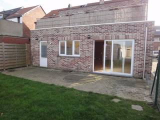 <h3><span>Rustig gelegen 3-slaapkamerappartement met tuin en ruime garage</span></h3><p><span>Dit instapklare appartement combineert </span><span>ruimte, comfort en een rustige ligging</span><span> met een vlotte bereikbaarheid richting de A12.</span></p><p><span>Het appartement beschikt over een ruime inkomhal met </span><span>gastentoilet</span><span>, een badkamer met </span><span>ligbad</span><span> en een bijzonder ruime en lichtrijke </span><span>living met open keuken van maar liefst 50 m²</span><span>. Daarnaast is er nog een </span><span>extra douche</span><span> en beschikt het appartement over </span><span>zeer veel praktische bergruimte</span><span>.</span></p><p><span>Achteraan geniet je van een </span><span>aangename tuin</span><span>, ideaal om in alle rust te ontspannen. De </span><span>ruime inpandige garage</span><span> biedt bovendien voldoende plaats voor de wagen en extra opslag.</span></p><p><span>Troeven:</span></p><ul><li><span>3 slaapkamers</span></li><li><span>Rustige ligging</span></li><li><span>Tuin</span></li><li><span>Ruime garage</span></li><li><span>Living met open keuken van ca. 50 m²</span></li><li><span>Badkamer met ligbad + extra douche</span></li><li><span>Gastentoilet</span></li><li><span>Zeer veel bergruimte</span></li><li><span>Instapklaar</span></li><li><span>Geen bijkomende maandelijkse kosten</span></li></ul><p><span> </span></p><p><span>Nutsvoorzieningen individueel te betalen</span></p>