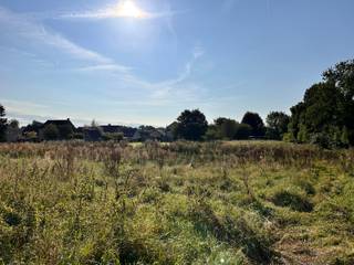 <p>7 bouwgronden voor open bebouwing op toplocatie in Leefdaal Deze bouwgronden bevinden zich in een doodlopende straat te Leefdaal (Bertem) op een boogscheut van winkels, natuur en de oprit van de E40. De gronden maken deel uit van een goedgekeurde verkavelingsvergunning en werden reeds bouwrijp gemaakt. Ook grondonderzoeken (sonderingsverslag, ovam) werden reeds uitgevoerd. Via onze betrouwbare partners is er tevens een mogelijkheid om te werken volgens sleutel-op-de-deurprincipe. Vraag gerust de uitgewerkte woningen op via onze website. Interesse om uw bouwdroom te realiseren? Vraag snel meer informatie aan via nieuwbouw@living-stone.be .</p>