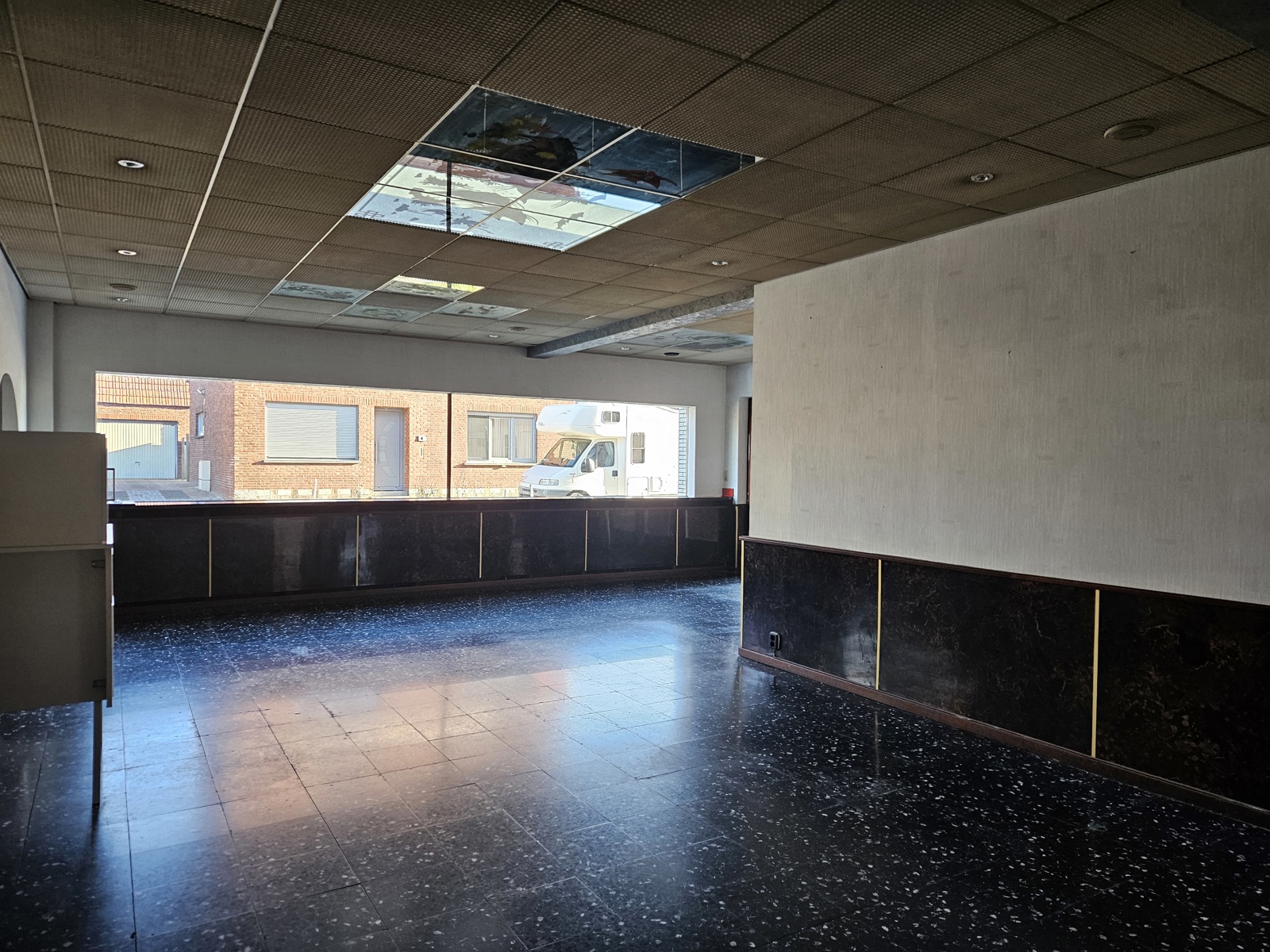 Veelzijdige ruimte met garage nabij het centrum - foto 3