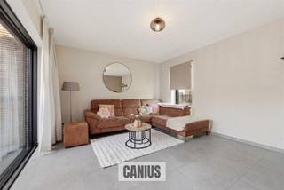 <p><span>KNAPPE WONING NABIJ HET CENTRUM</span></p><p><span> </span></p><p><span>Op zoek naar een instapklare woning in Sint-Truiden? Deze energiezuinige woning maakt deel uit van Residentie Botanique en is gelegen in een rustige residentiële wijk net buiten het bruisende stadscentrum. Dankzij de vlotte bereikbaarheid en ligging nabij scholen, openbaar vervoer en winkels is dit een uitstekende keuze voor wie centraal maar toch rustig wil wonen. </span></p><p><span> </span></p><p><span>We betreden deze woning via de inkomhal waar we eveneens het gastentoilet terugvinden. Verderop vinden we de leefruimte met open keuken, eetkamer en aansluitende berging terug.</span></p><p><span> </span></p><p><span>Op de eerste verdieping treffen we een nachthal die toegang geeft tot de 3 slaapkamers en de badkamer.</span></p><p><span> </span></p><p><span>Verder beschikt deze woning over een terras, zolder, gemeenschappelijke fietsenstalling en een vaste parkeerplek in de ondergrondse parkeergarage.</span></p><p><span> </span></p><p><span>KORT SAMENGEVAT</span><span>:</span></p><p><span>Vraagprijs: € 355.000,00</span></p><p><span>Verkoop onder registratierechten (2% of 12%)</span></p><p><span>Parking inbegrepen in de prijs, mogelijkheid tot aankoop van een tweede parkeerplaats.</span></p><p><span> </span></p><p><span>Op dit moment is deze woning verhuurd, ideaal als investering of om zelf te wonen.</span></p><p><span> </span></p><p><span>Interesse om deze woning te bezoeken? Contacteer ons voor een afspraak: 078 78 30 39 – info@canius.be</span></p><p><span> </span></p><p><span>De vermelde oppervlaktes zijn slechts een indicatie. Canius Real Estate kan niet verantwoordelijk gesteld worden voor de juistheid van de door zijn verstrekte gegevens.</span></p><p><span> </span></p>