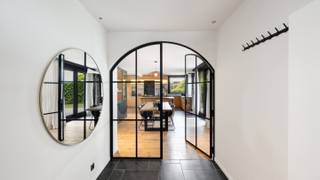 Gemoderniseerde villa gelegen in een rustige villawijk nabij de Kalvekeetdijk en de Kragendijk te Knokke. De villa omvat 3 slaapkamers, een inpandige garage en een leuke tuin. <br /><br />Indeling van het huis: inkom met gastentoilet, een grote en gezellige leefruimte met open haard, een luxueus ingerichte keuken met eiland, bijkeuken/wasplaats en een inpandige garage met automatische poort. Zowel de keuken als de woonkamer sluiten mooi aan op het zonneterras. Op de verdieping zijn er 3 slaapkamers en een volledig ingerichte badkamer. De masterbedroom beschikt over een mooi losstaand bad. Rondom de villa een verzorgde tuin met zonneterras en en een grote tuinberging. Parkeren kan op het eigen terrein of in de garage. <br /><br />Bezoeken: Graag na afspraak met Willem Cauwels op tel 050.89.27.70