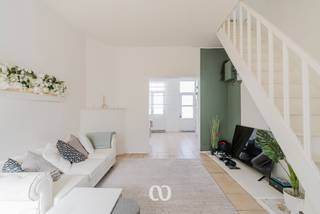 Are you looking for an affordable ready-to-move-in house? This is a unique opportunity.<br /><br />This house is located in a quiet neighborhood in Ronse. With an EPC score of 236, not only is the purchase price low, but your consumption costs will also be very low. In addition, the house is already equipped with solar panels and the heating system has been renewed.<br /><br />Layout:<br />-Ground floor: You enter through the bright and spacious living room. Next is the fully equipped kitchen and at the back is the bathroom.<br />-1st floor: On the first floor, there are two spacious bedrooms.<br />-2nd floor: The attic has been transformed into a spacious bedroom.<br /><br />Does this affordable house appeal to you? Make an appointment quickly and come discover this house for yourself.