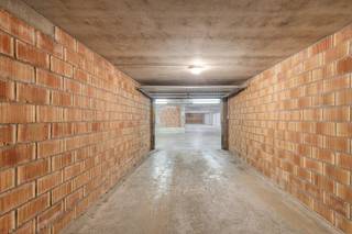 De inrit voor de wagen bevindt zich in het midden van de Kunstenaarslaan op 75 meter van de Zeedijk. De inkom voor voetgangers kan zowel via de...